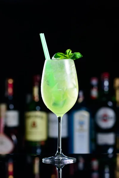 Sommercocktail mit Basilikumblatt, Limette und Zitrone, Cocktail Basilikumsmash — Stockfoto