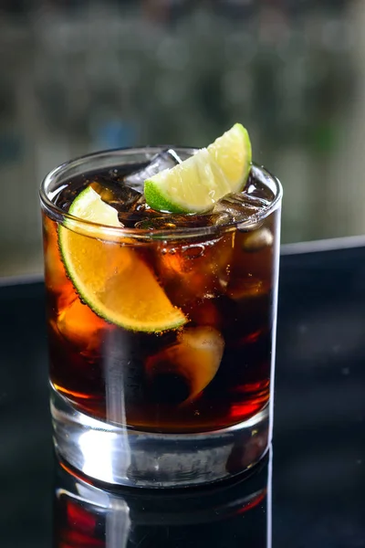 Popular cocktail de rom cu cola - clasic cub libre — Fotografie, imagine de stoc