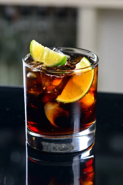 Népszerű rum koktél kóla-klasszikus kocka Libre — Stock Fotó