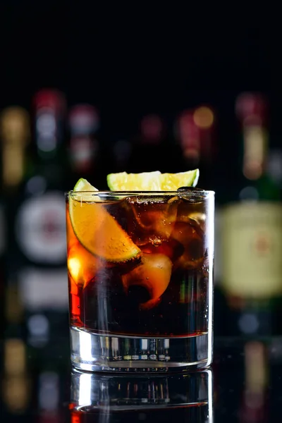 Cocktail de rhum populaire au cola - cube libre classique — Photo