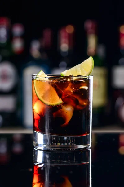 Popular rum cocktail with cola - classic cube libre — Stock Photo, Image