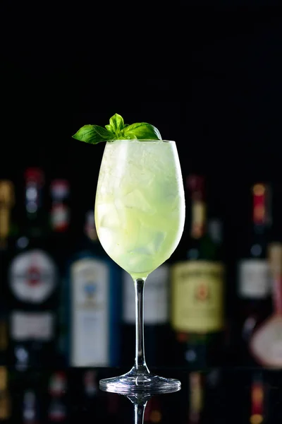 Nyári koktél bazsalikommal Leaf, lime és Lemon, koktél Basil Smash — Stock Fotó