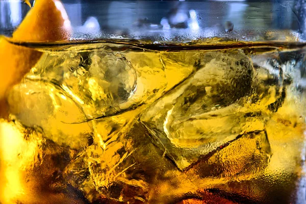 Buz ve yakın çekim ile Klasik Negroni kokteyl — Stok fotoğraf