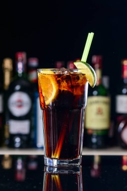 buz ve yakın çekim ile klasik kokteyl küba libre bir Küba barda