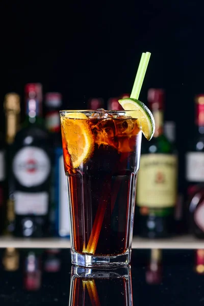 Clásico cóctel cuba libre con hielo y primer plano en un bar cubano — Foto de Stock