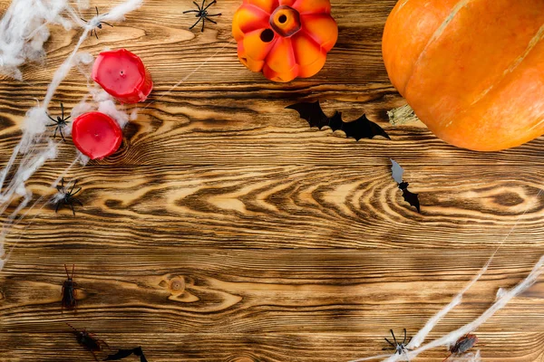Halloween bakgrund med pumpa, spindelväv och ljus — Stockfoto
