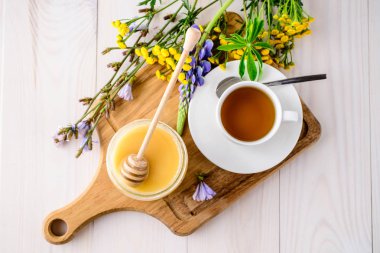 Bitki çayı, bal ve kuru bitki çayıyla.