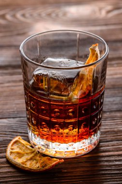 Eski bir tahta üzerinde Negroni kokteyli. Cin, Campari Martini Rosso ve portakallı.