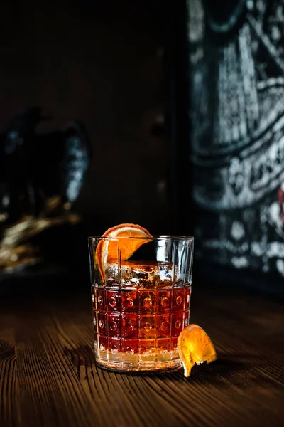 Cocktail Negroni sur une vieille planche de bois. Boire avec gin, campari martini rosso et orange . — Photo