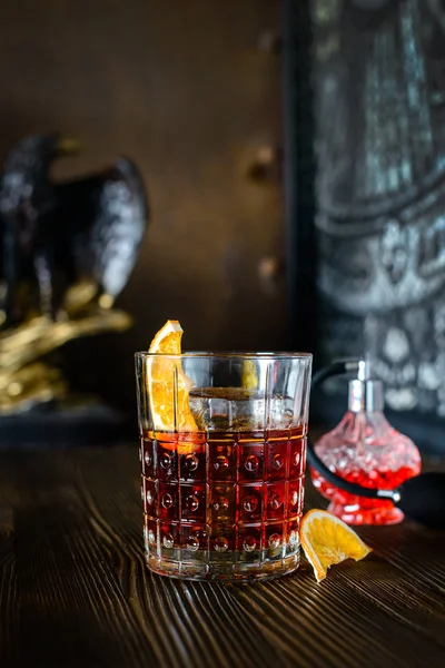 Cocktail Negroni på en gammal träskiva. Drick med gin, campari martini rosso och apelsin. — Stockfoto
