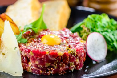 biftek tartar Kapari ve küçük tost ile olan yakın çekim.