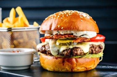 Restoranda büyük bir çizburger, yemek fotoğrafı.