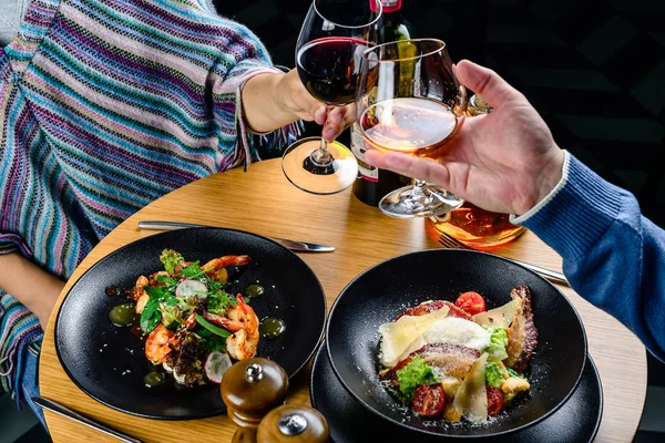 Casal apaixonado celebra em um restaurante, Dia dos Namorados — Fotografia de Stock