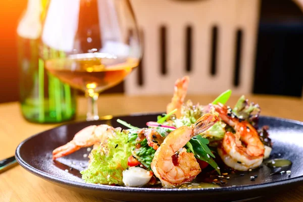 Shrimps-Salat in Großaufnahme in einem Restaurant — Stockfoto
