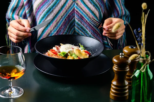 Senhora come em um restaurante close-up, almoço de negócios — Fotografia de Stock