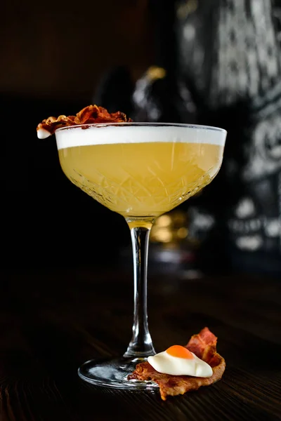 Whiskey Sour Cocktail - Bourbon com suco de limão, xarope de açúcar e clara de ovo — Fotografia de Stock