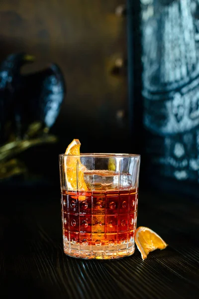 Cocktail Negroni sur une vieille planche de bois. Boire avec gin, campari martini rosso et orange . — Photo