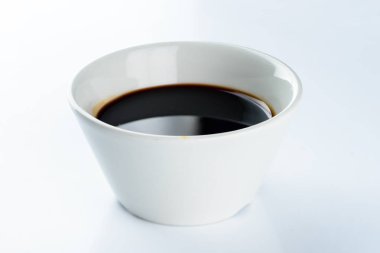 Açık arkaplanda koyu soya sosu