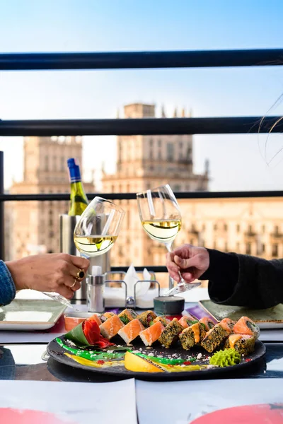 Dwie lesbijki w parku. lesbijki dziewczyny z winem i sushi — Zdjęcie stockowe