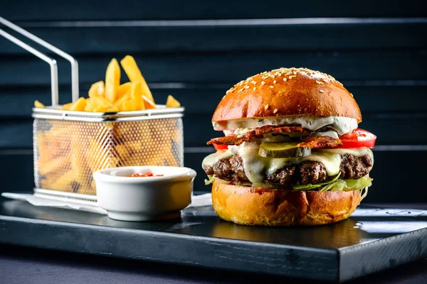 Velký cheeseburger v restauraci, foto jídla — Stock fotografie