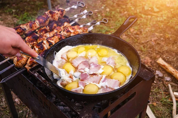 Camping frukost bacon ägg — Stockfoto