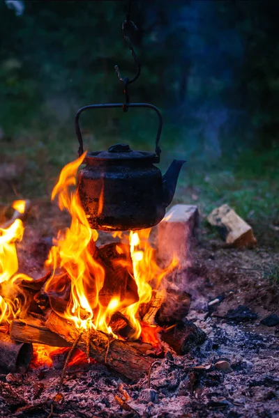 Eine Teekanne hängt am Feuer, Tee wird für Touristen erhitzt — Stockfoto