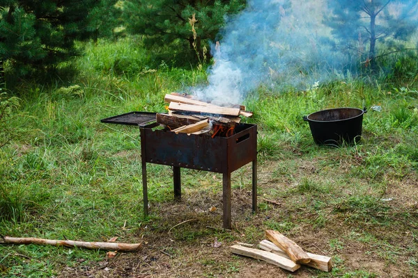 Grill mit Holz zum Kochen — Stockfoto