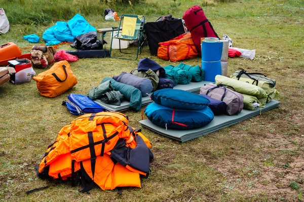 Campingausrüstung im Gras — Stockfoto