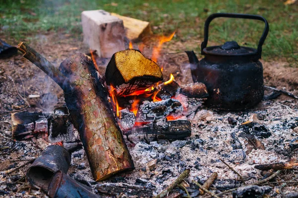 Kochen im Topf über dem Lagerfeuer — Stockfoto