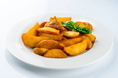 Kırsal patates kızartması hafif bir arka planda dilimler