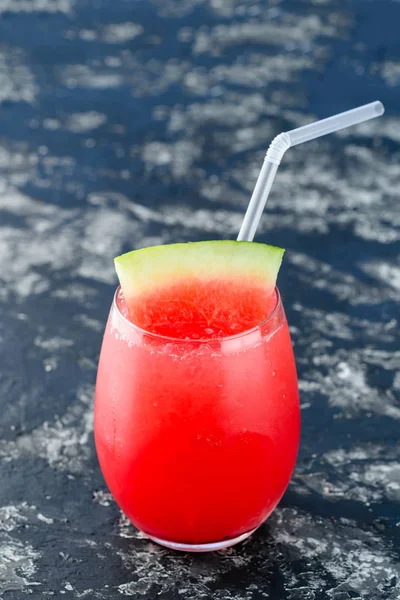 Glas mit Wassermelonensaft — Stockfoto