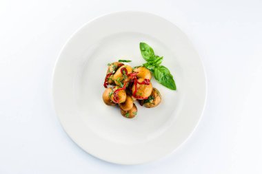 Hafif arka planda kızarmış şampiyon mantarları.