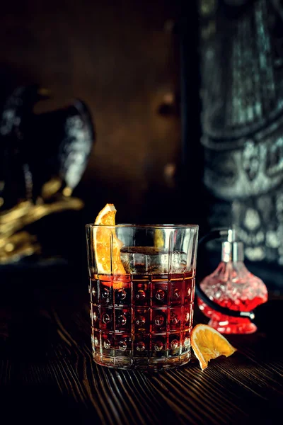 Sazerac cocktail på mörkt trä bakgrund med kopia utrymme — Stockfoto