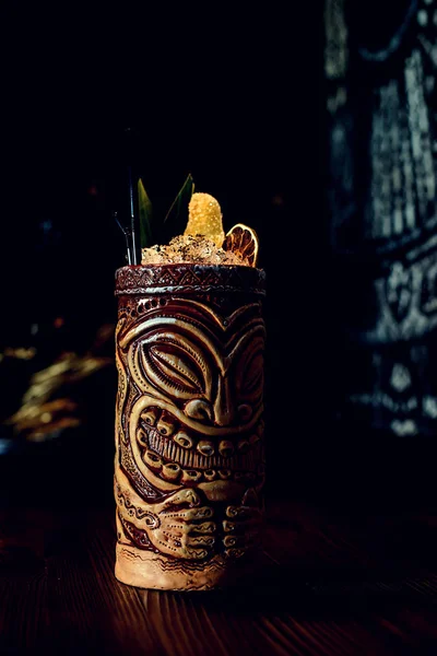 Tiki-Cocktail in einer dunklen Bar getönt — Stockfoto