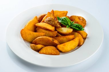 Kırsal patates kızartması hafif bir arka planda dilimler