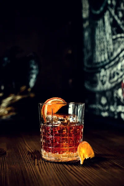Cocktail sazerac sur fond bois foncé avec espace de copie — Photo