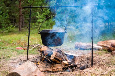 Kazıkta yemek pişirmek Kazanda, ateşte ve dumanda