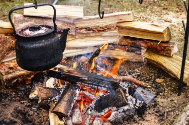 Çaydanlık ateşte, çay turistler için ısıtılır.