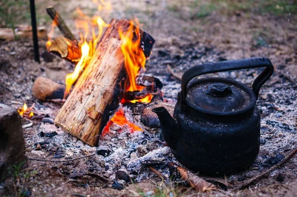 Campingkocher auf dem Feuer auf einem Außencampingplatz alter Wasserkocher auf dem Feuer — Stockfoto