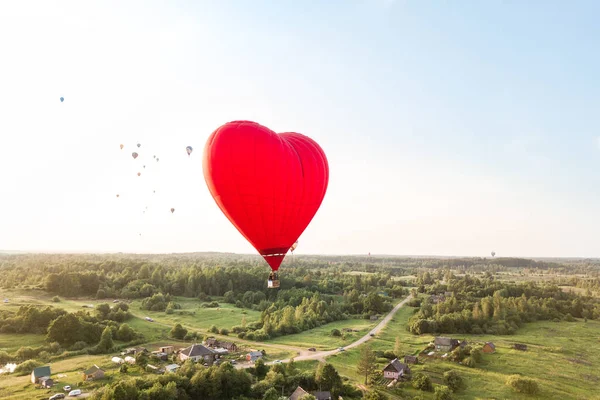 Rotes Herz Heißluftballon über schöne Wolke bei Sonnenaufgang Hintergrund — Stockfoto