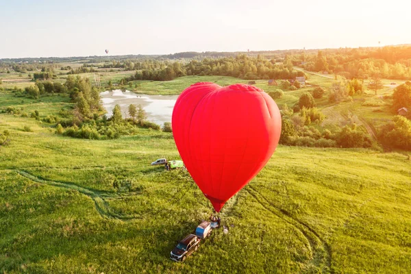 Rotes Herz Heißluftballon über schöne Wolke bei Sonnenaufgang Hintergrund — Stockfoto