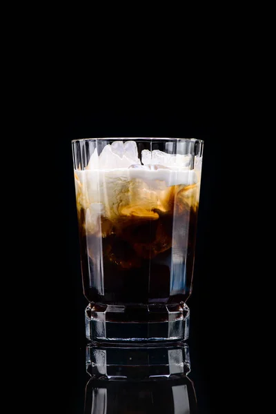 Klasický bílý ruský koktejl s reflexí na tmavém pozadí — Stock fotografie