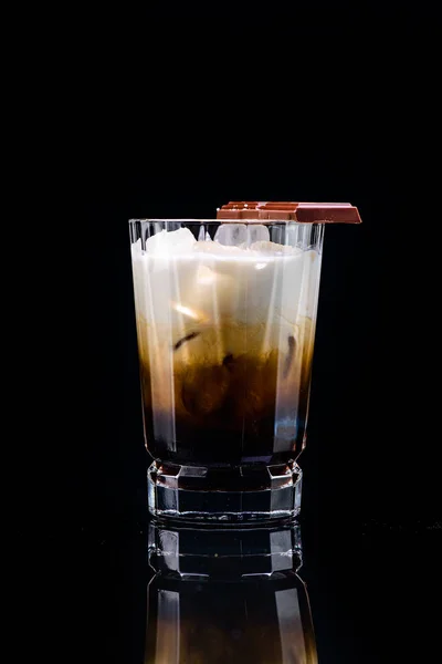 Классический белый русский коктейль с размышлениями на темном фоне — стоковое фото