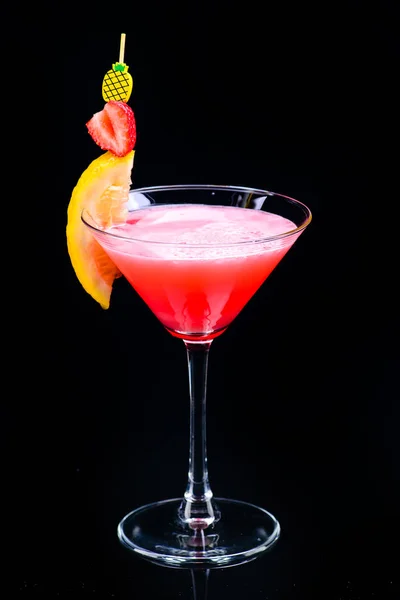 Klassischer pinkfarbener Panther-Cocktail mit Reflexion auf dunklem Hintergrund — Stockfoto