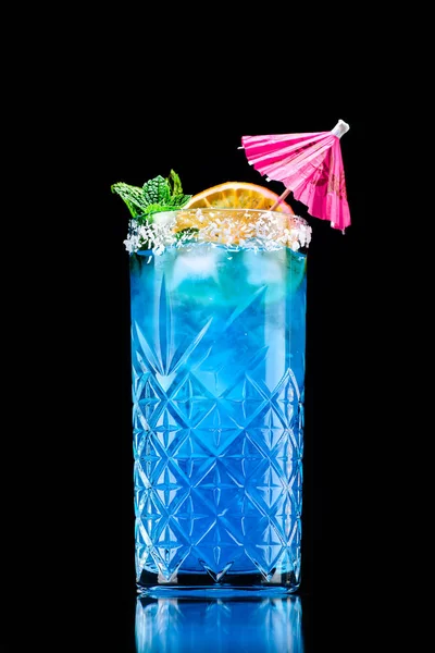 Klassieke blauwe lagune cocktail met reflectie op een donkere achtergrond — Stockfoto