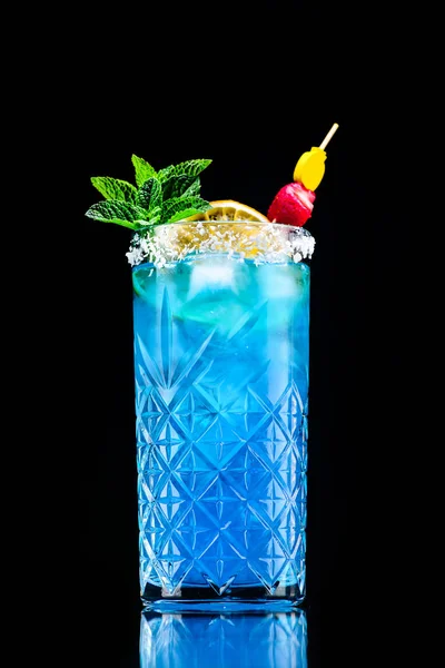 Klassieke blauwe lagune cocktail met reflectie op een donkere achtergrond — Stockfoto