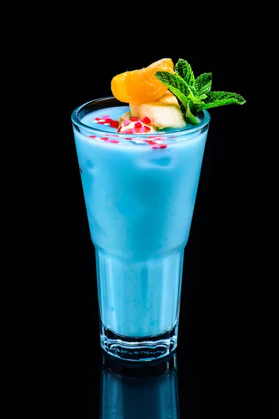 Clássico azul hawaii cocktail com reflexão sobre fundo escuro — Fotografia de Stock