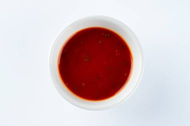 Hafif arka planda bir kasede domates ketçap sosu.