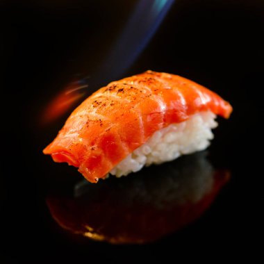 Somon ve wagyu suşisi ile yan, Japon mutfağı..