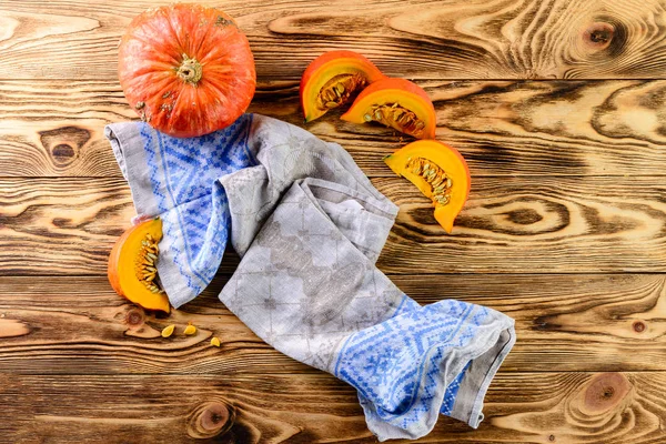 Uppsättning av orange pumpor på trä platta låg ledigt utrymme. Nyklippt squash på träbord, landet hösten bakgrund. Seasonal, skörd, höst, ekologisk mat, bantning, hälsosam matkoncept — Stockfoto